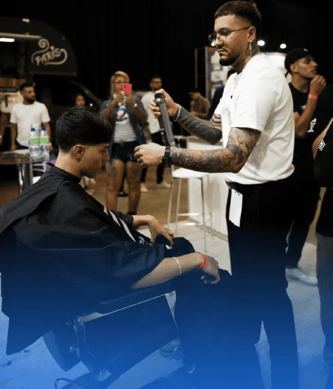 Barbero trabajando durante evento, imagen de testimonio sobre el impacto de Weibook en barberías