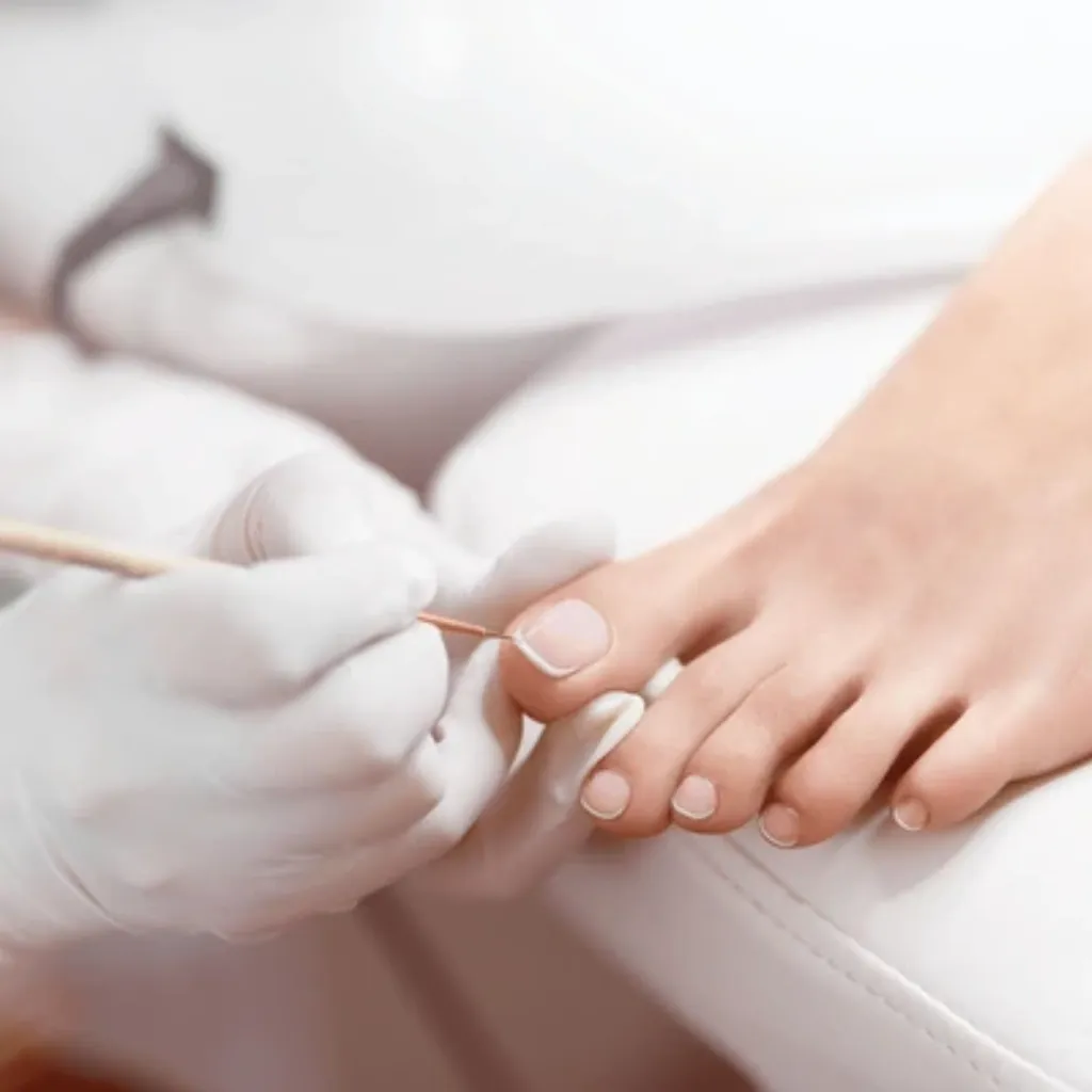 Pedicura Spa con reflexologia podal y french en uñas