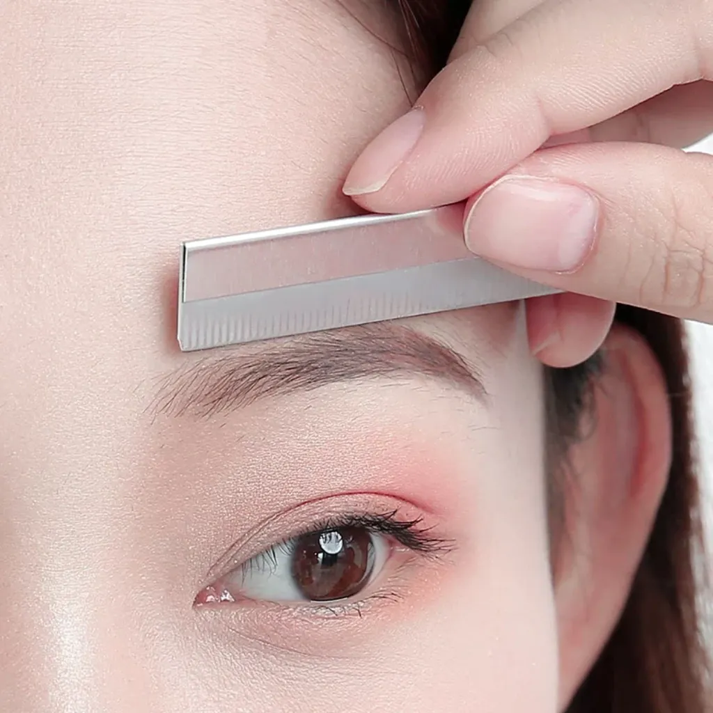 Diseño y Depilacion de Cejas  Con Cuchilla 