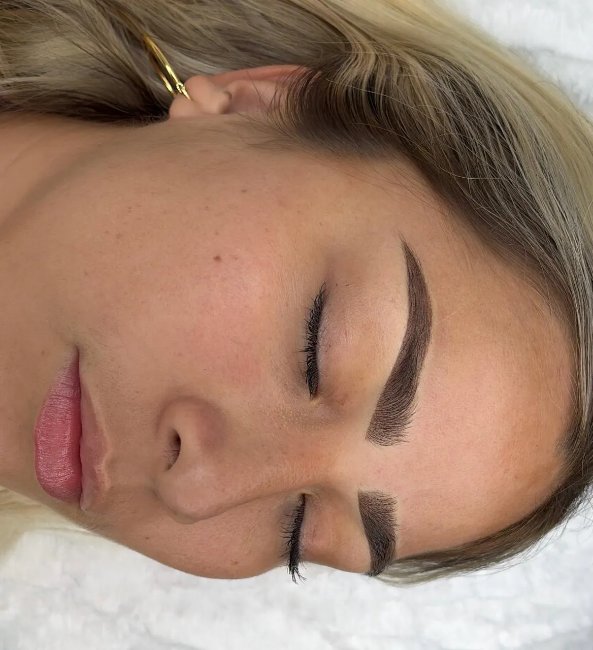 Micropigmentación cejas sombreado y efecto polvo. - 1