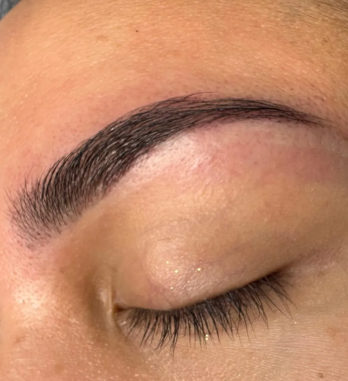Cejas con hilo