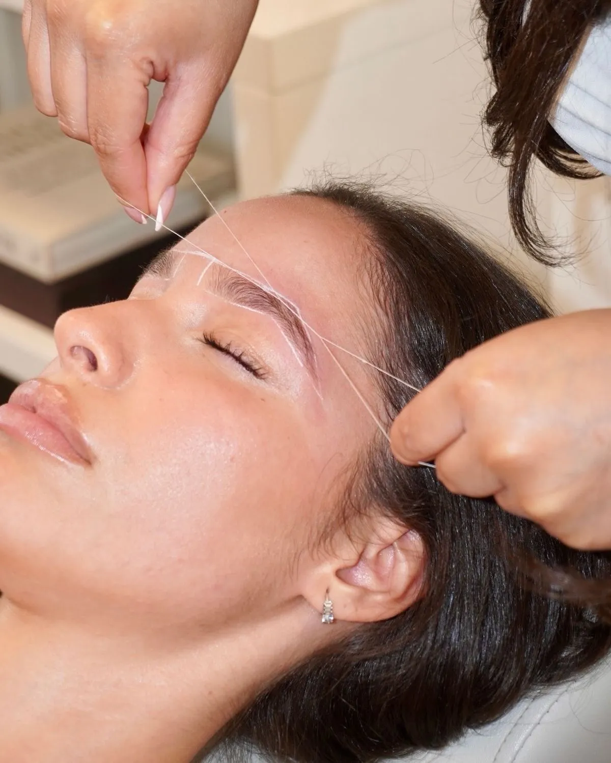 Perfilado de cejas con hilo o pinza