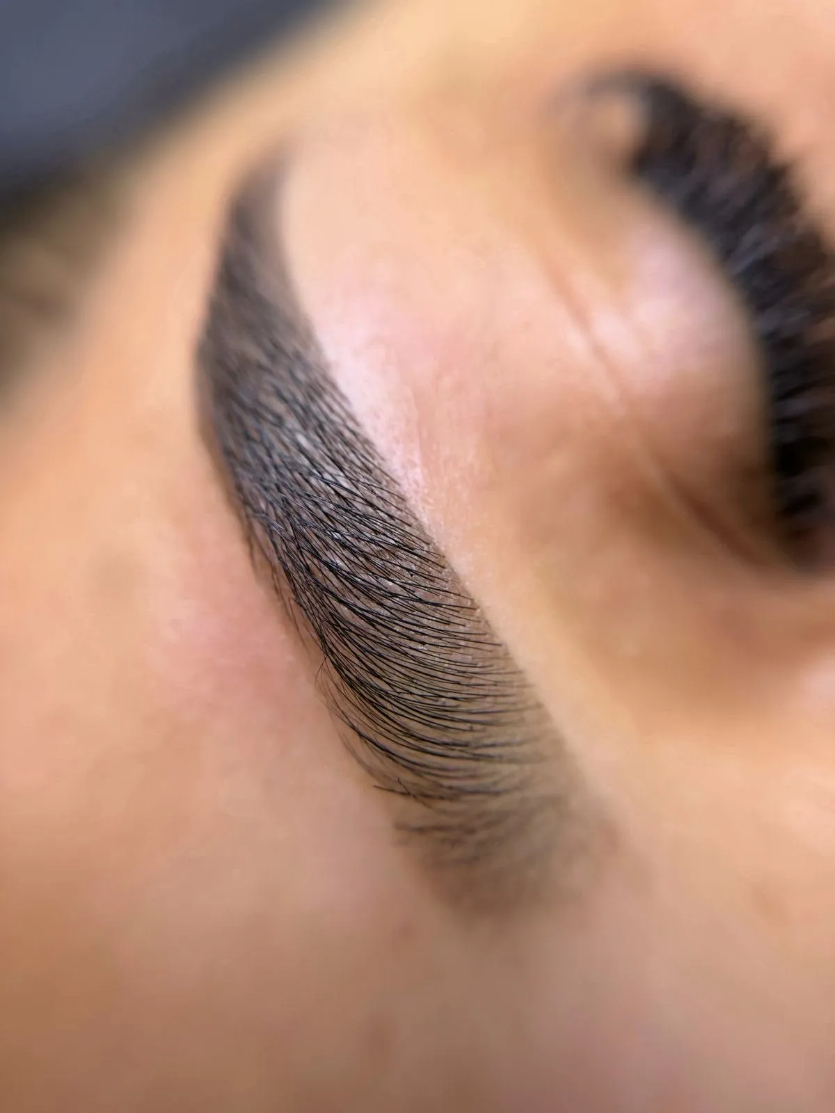 Diseño de cejas + henna (𝟐𝟎% 𝐨𝐟𝐟 𝐝𝐢́𝐚𝐬 𝐦𝐢𝐞𝐫𝐜𝐨𝐥𝐞𝐬)