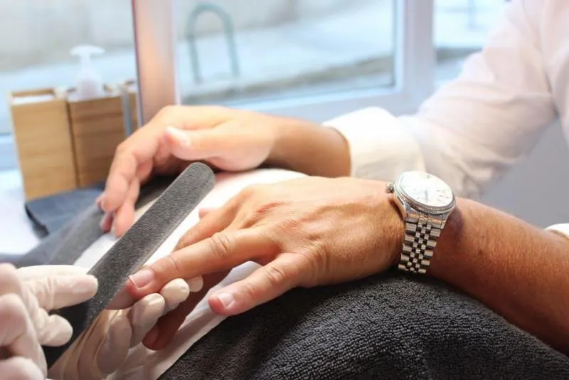 Manicure tradicional caballero - Imagen 3