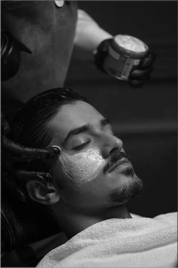 Pack VIP( incluye Corte + Barba + limpieza facial +toalla caliente +lavado + retoque de cejas + masajeador facial)