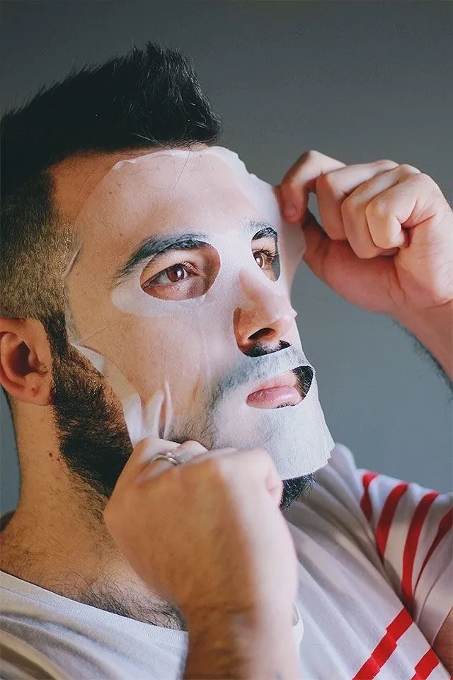 corte con mascarilla facial