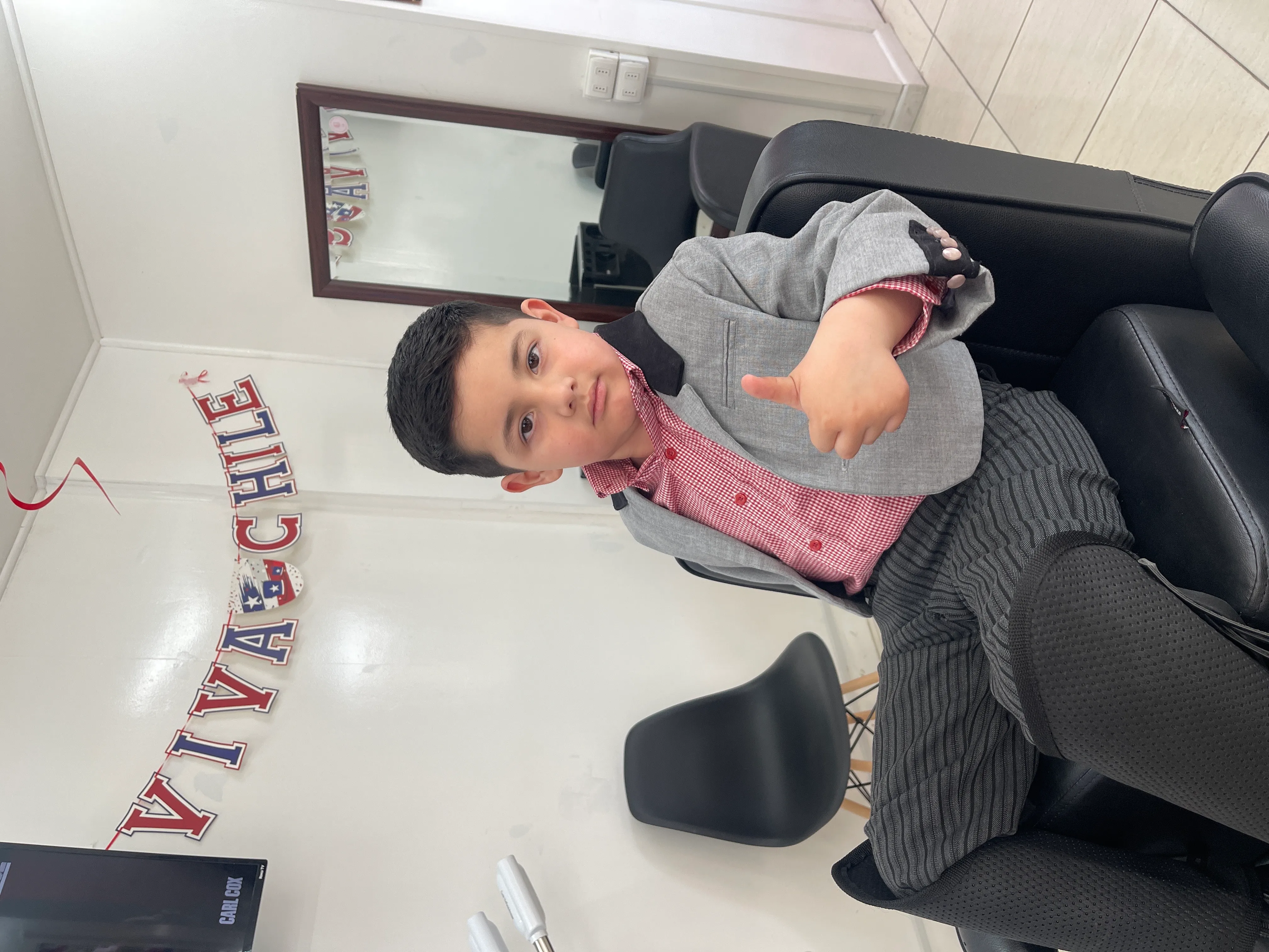 Corte escolar para niño
