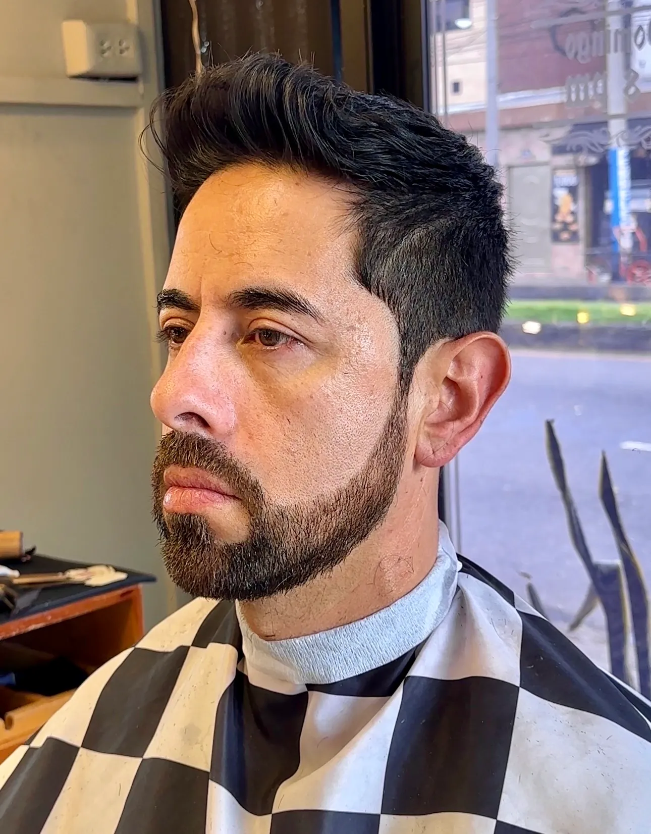 Corte, ritual de barba y cejas