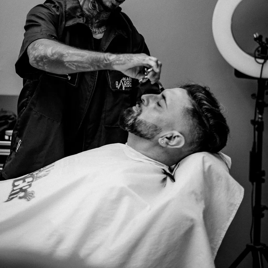 Corte y perfilado de cejas