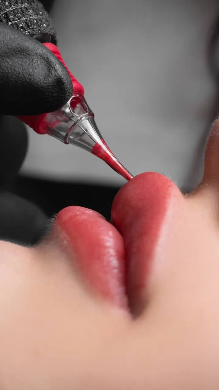 RETOQUE MICROPIGMENTACIÓN DE LABIOS