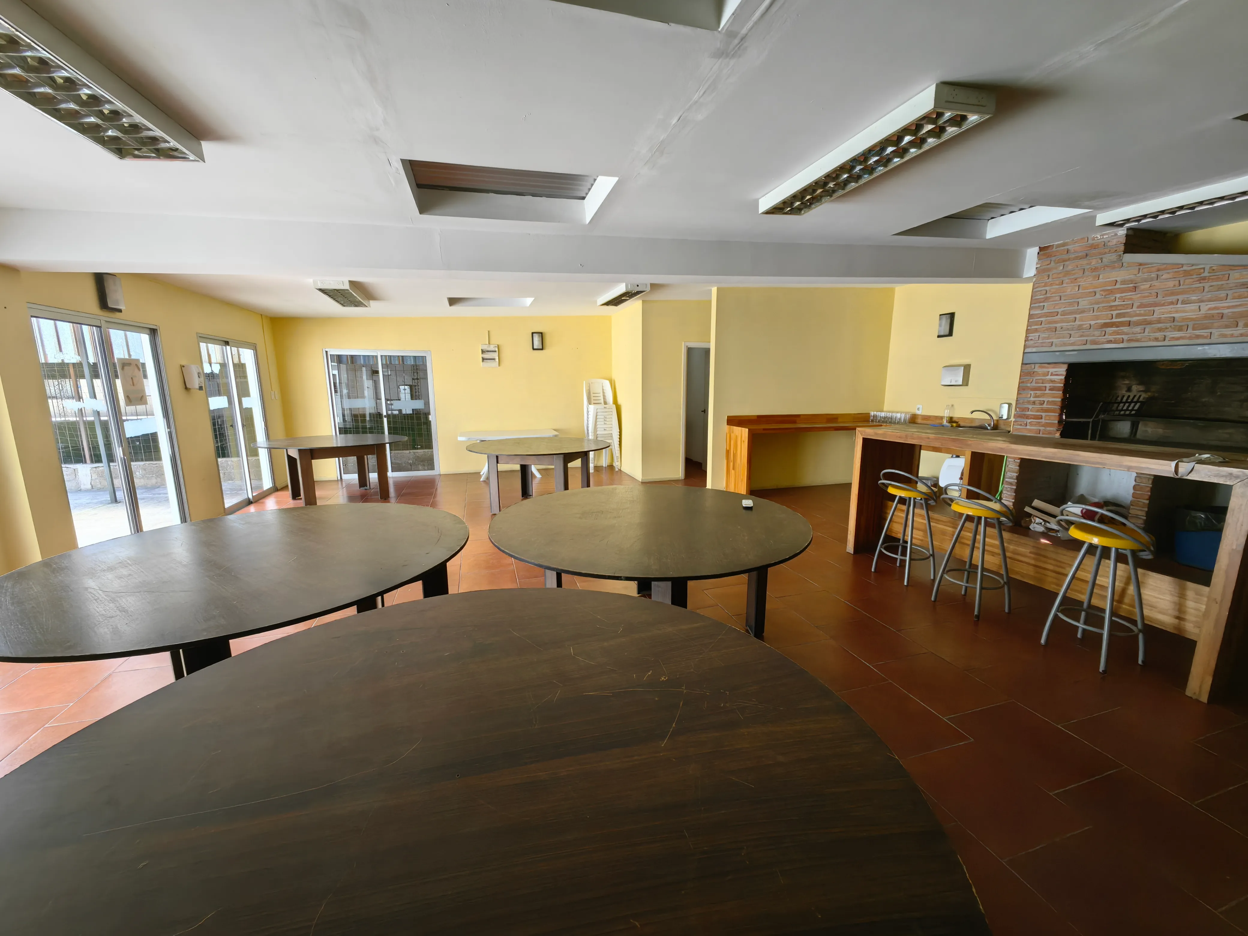 Salon 2 ( Al fondo de la cancha)