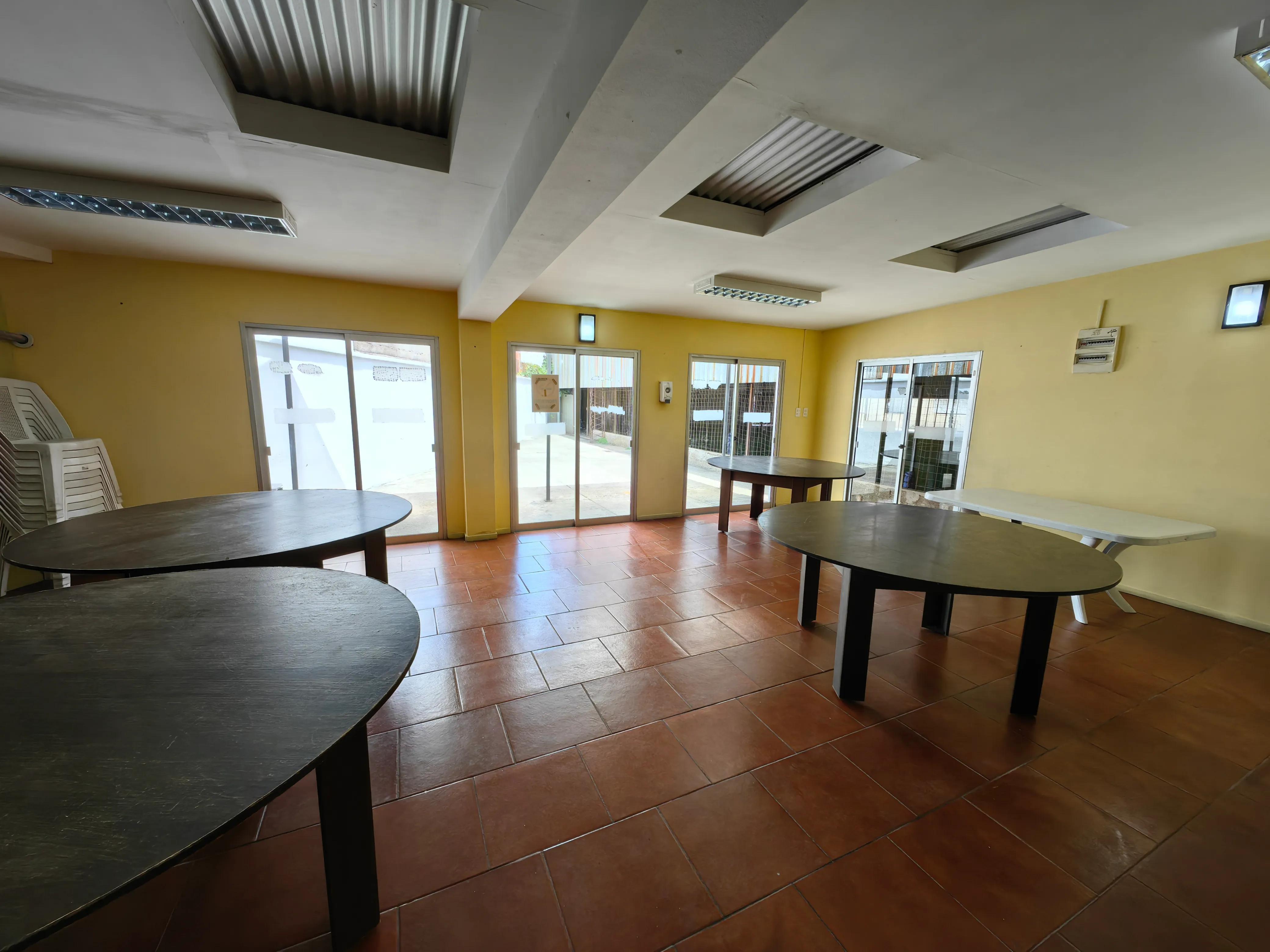 Salón 2 (al fondo de la cancha)  - Imagen 1