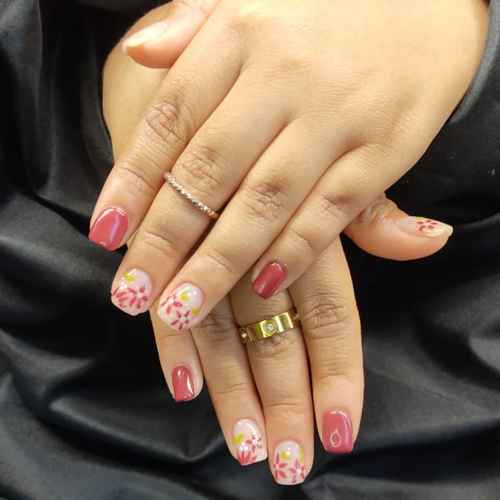 Manicure reconstrucción de uña con gel constructor