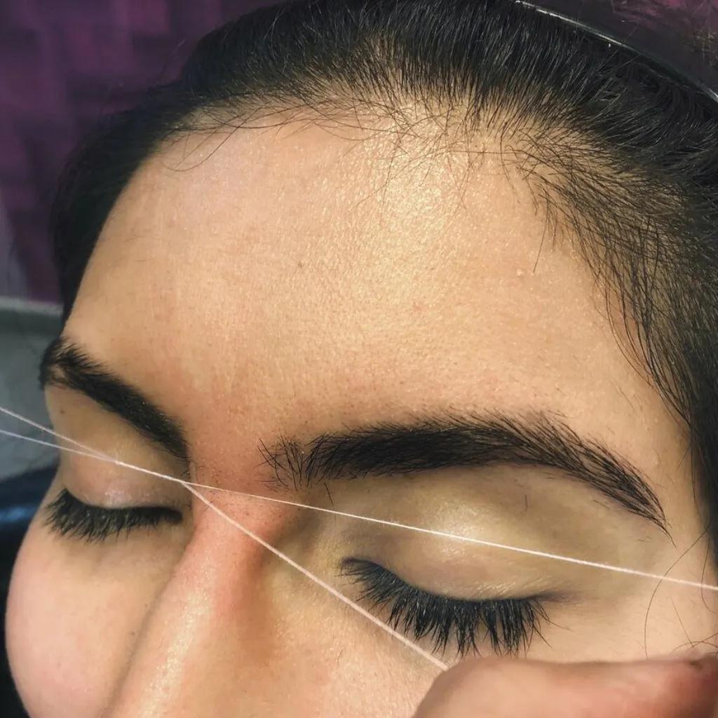 DEPILACION DE CEJAS CON HILO HIPOALERGENICO
