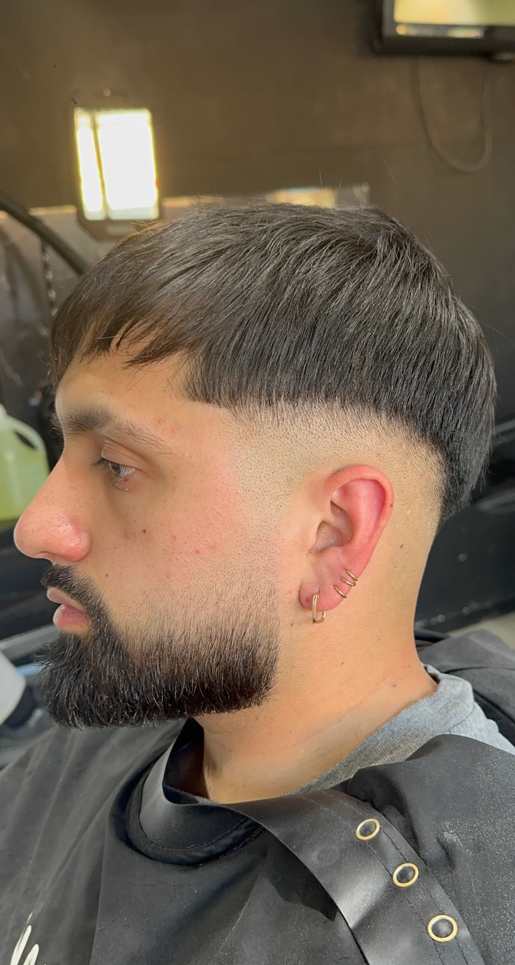 CORTE DE PELO, PERFILADO DE BARBA Y CEJAS