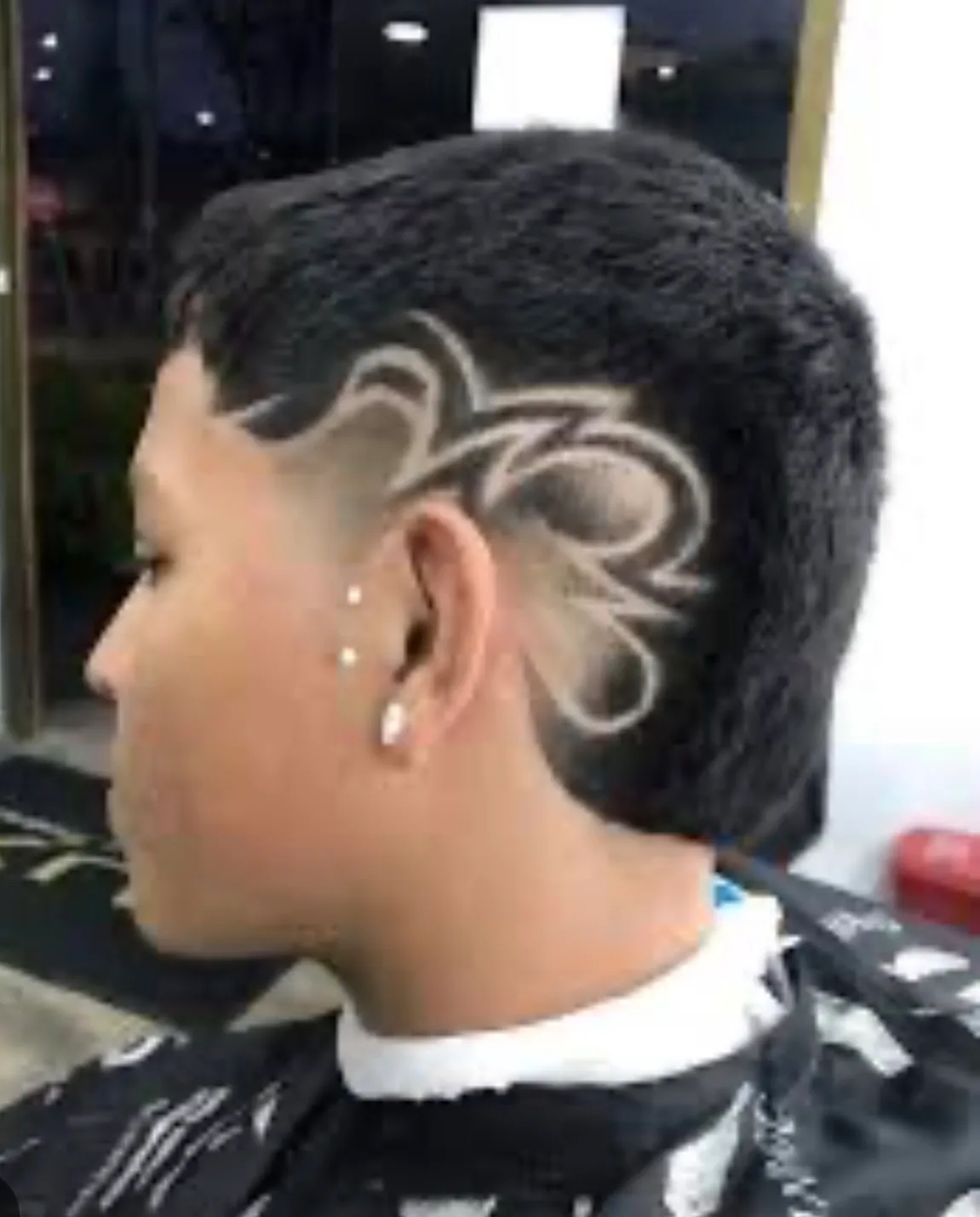 Corte de cabello con diseño de líneas o freestyle