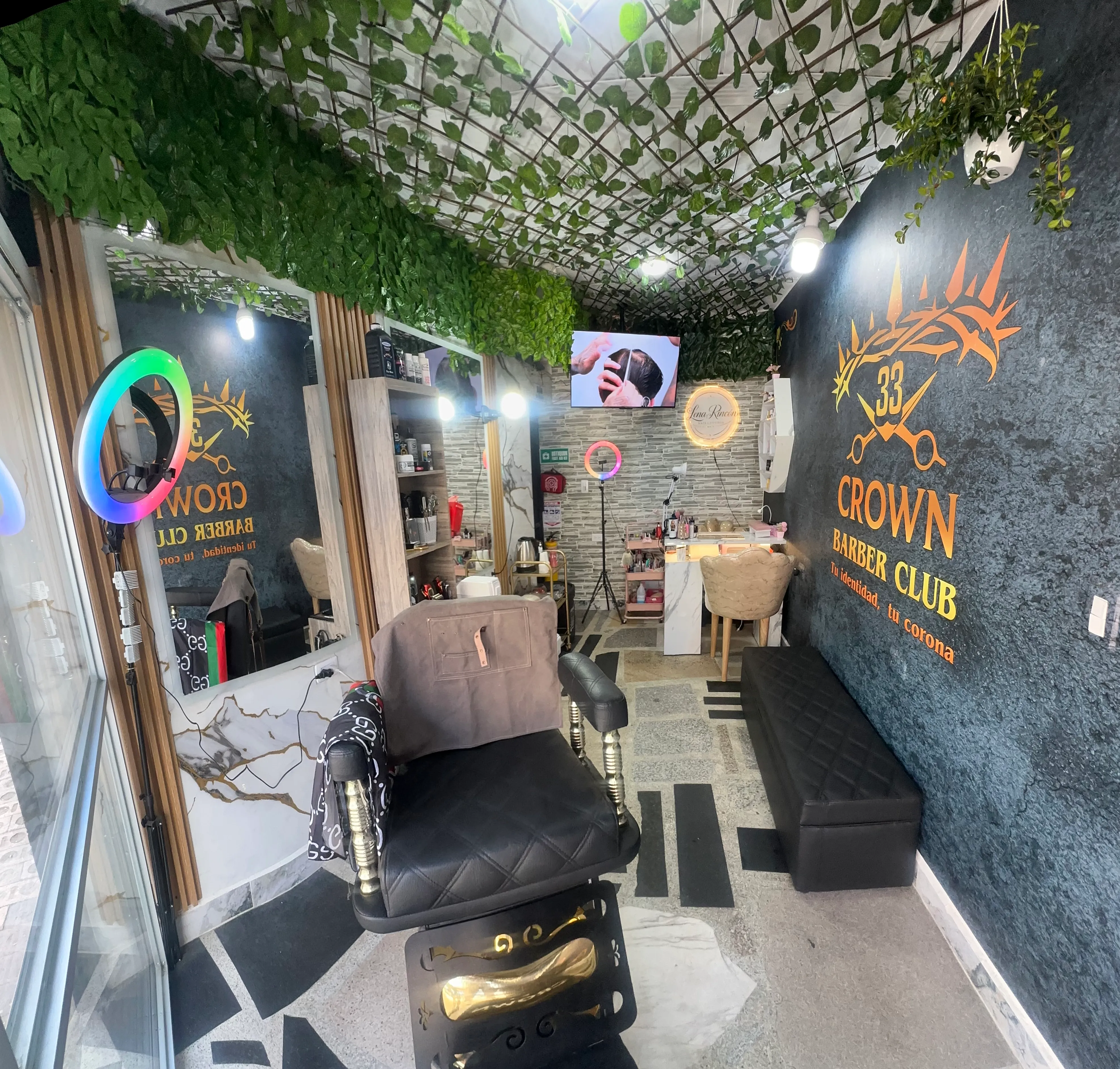 Crown 33 barber club