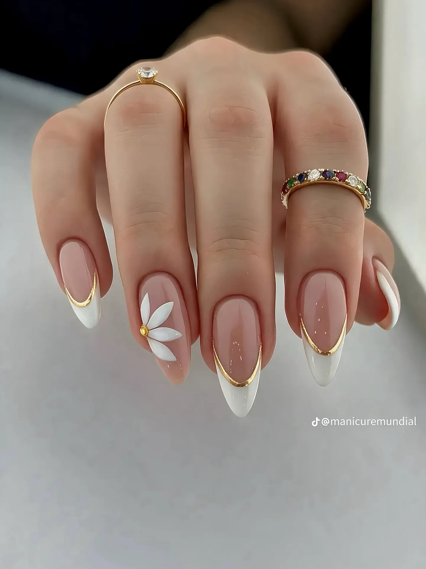 Manicure pedicure y pintado acrílico builergel penimentacion de cejas pestañas de punta