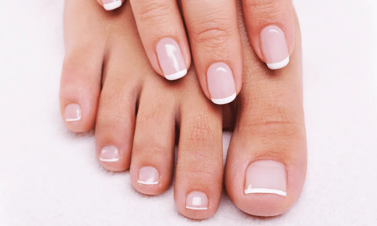 MUJER MANICURE Y PEDICURE TRADICIONAL