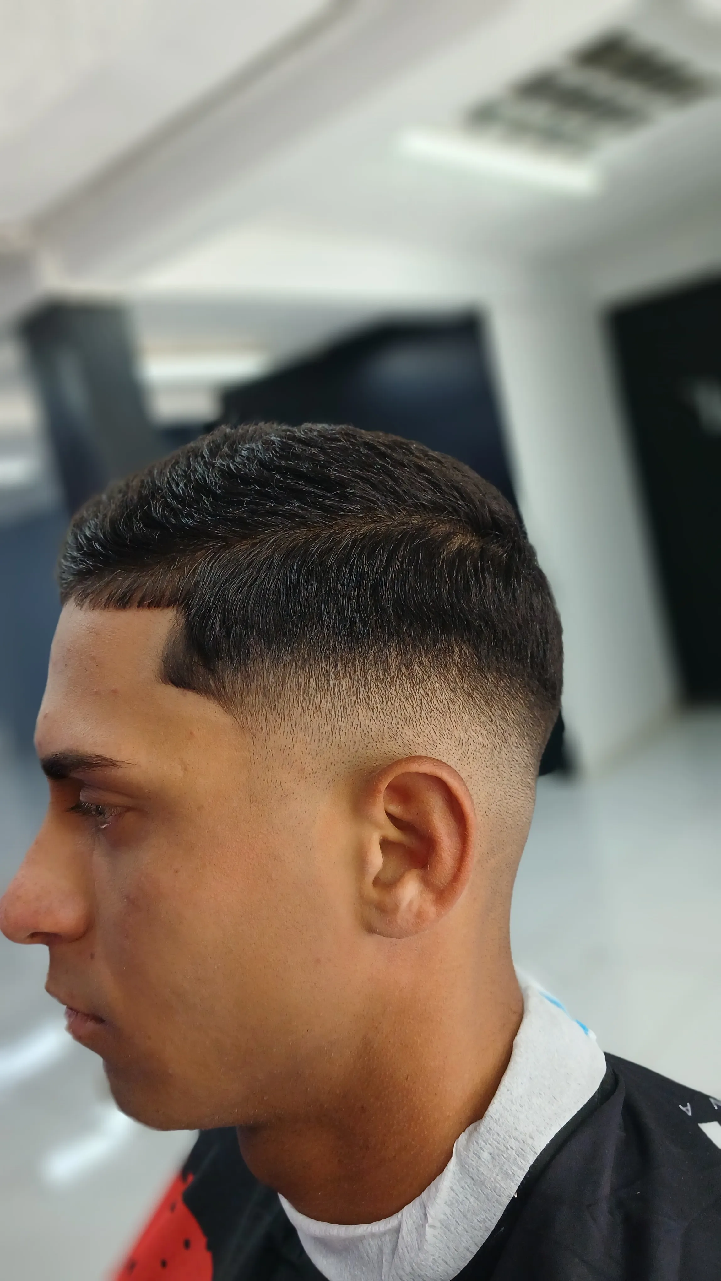 corte clasico y cejas