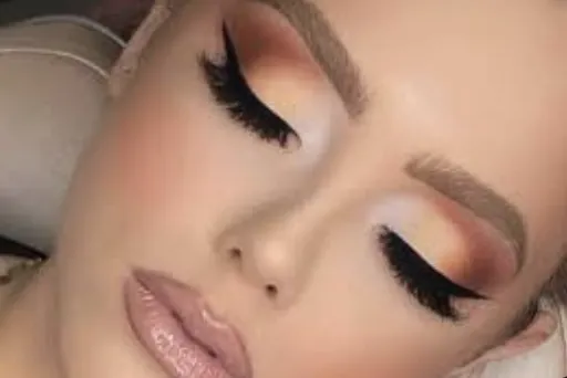 MAQUILLAJE CON PESTAÑAS