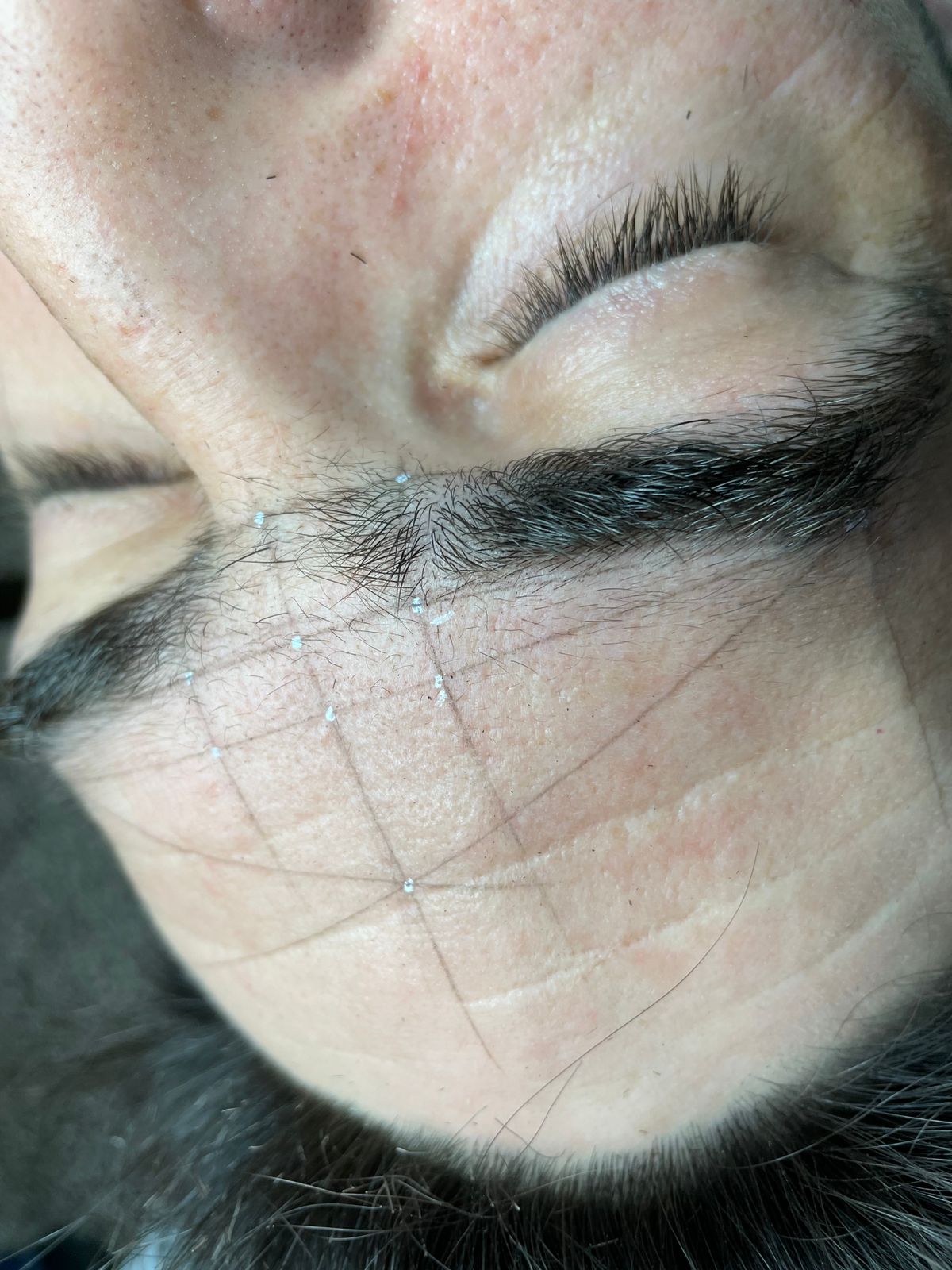 Diseño y Perfilado de cejas 