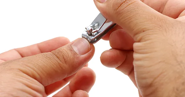 LIMPIEZA DE UÑAS