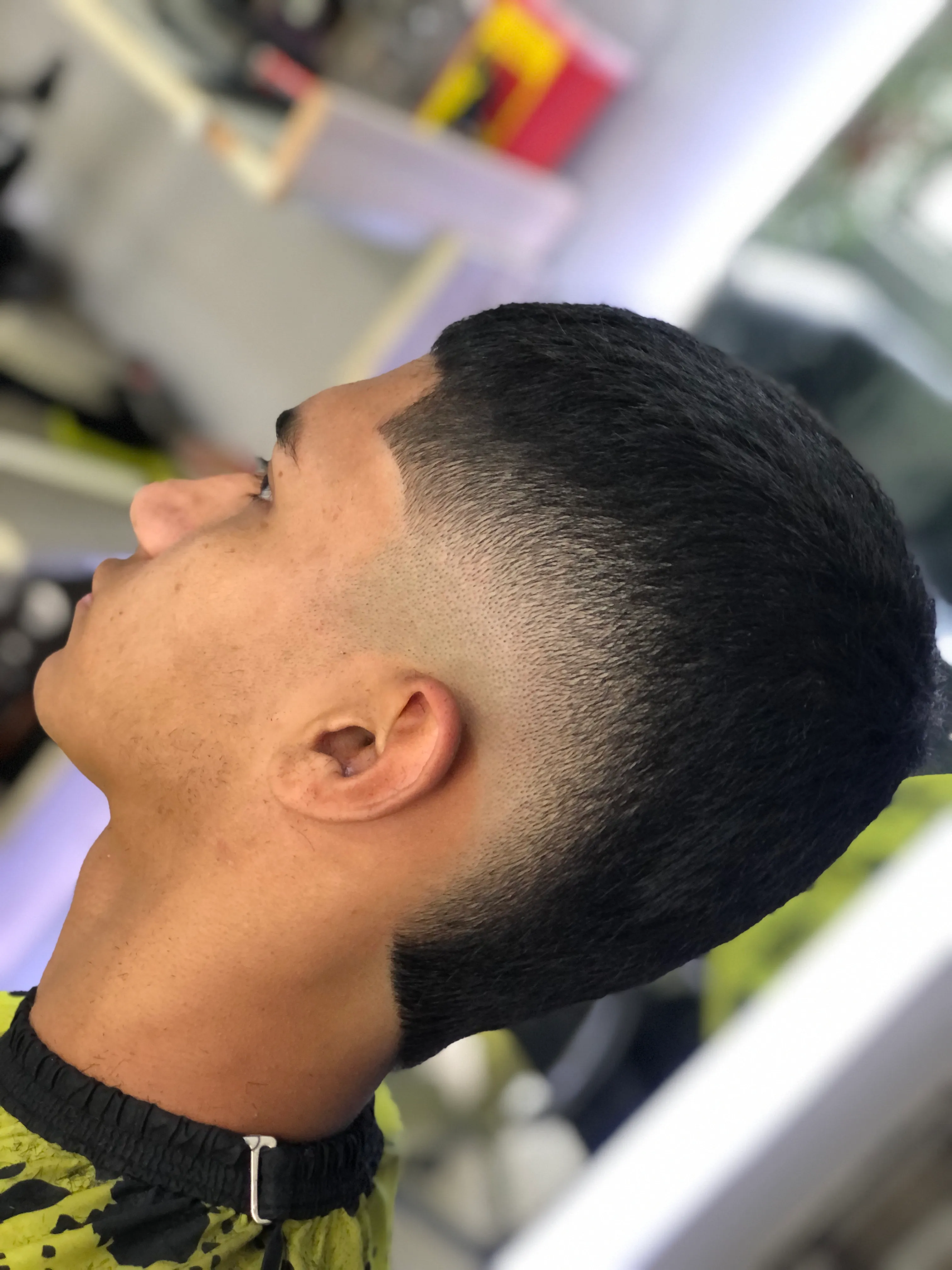 todo tipo de corte y arreglo de barba y cejas: el costo de barba es de 5.000 en adelante y el arreglo de cejas es de 2.000