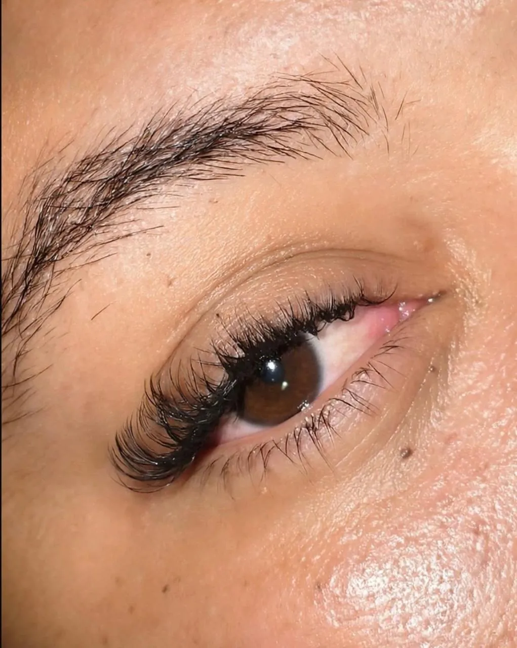 Pestañas pelo a pelo, uñas semipermantes, laminado de cejas, pestañas punto a punto y pigmentación de labios en henna
