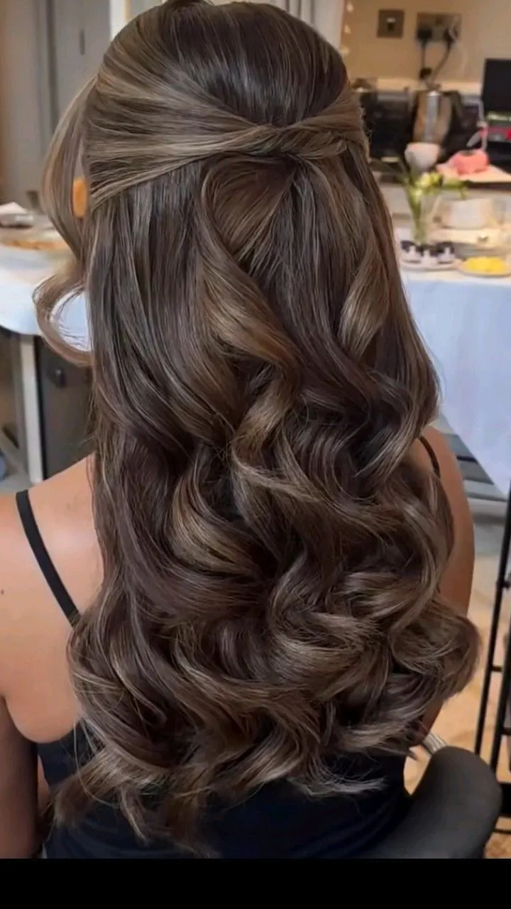 Peinado semi-recogido en cabello largo