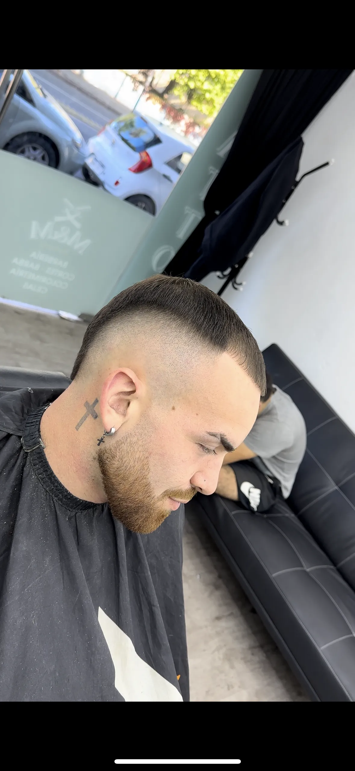 corte y cejas - Imagen 1