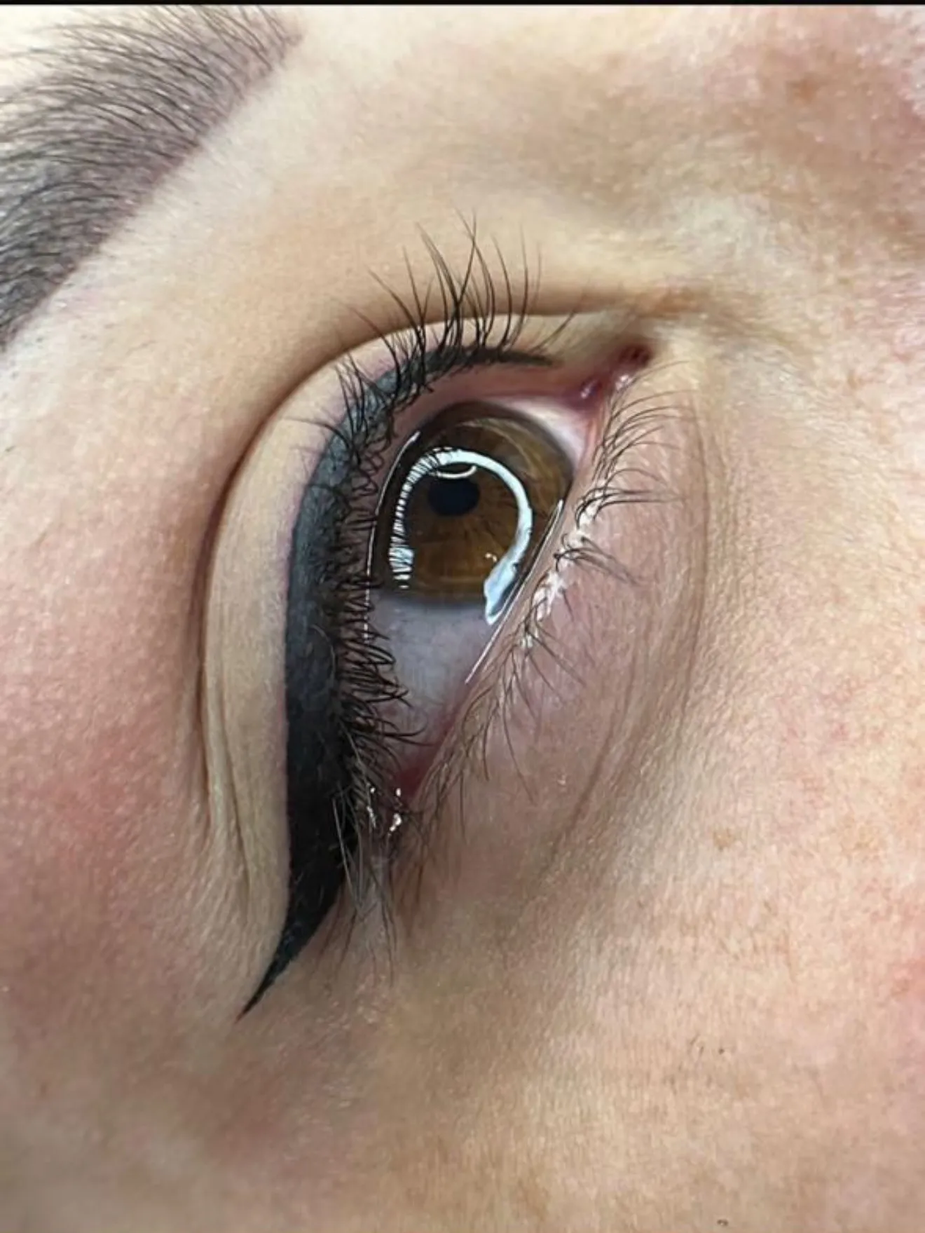 DELINEADO DE PÁRPADO SUPERIOR CON COLA