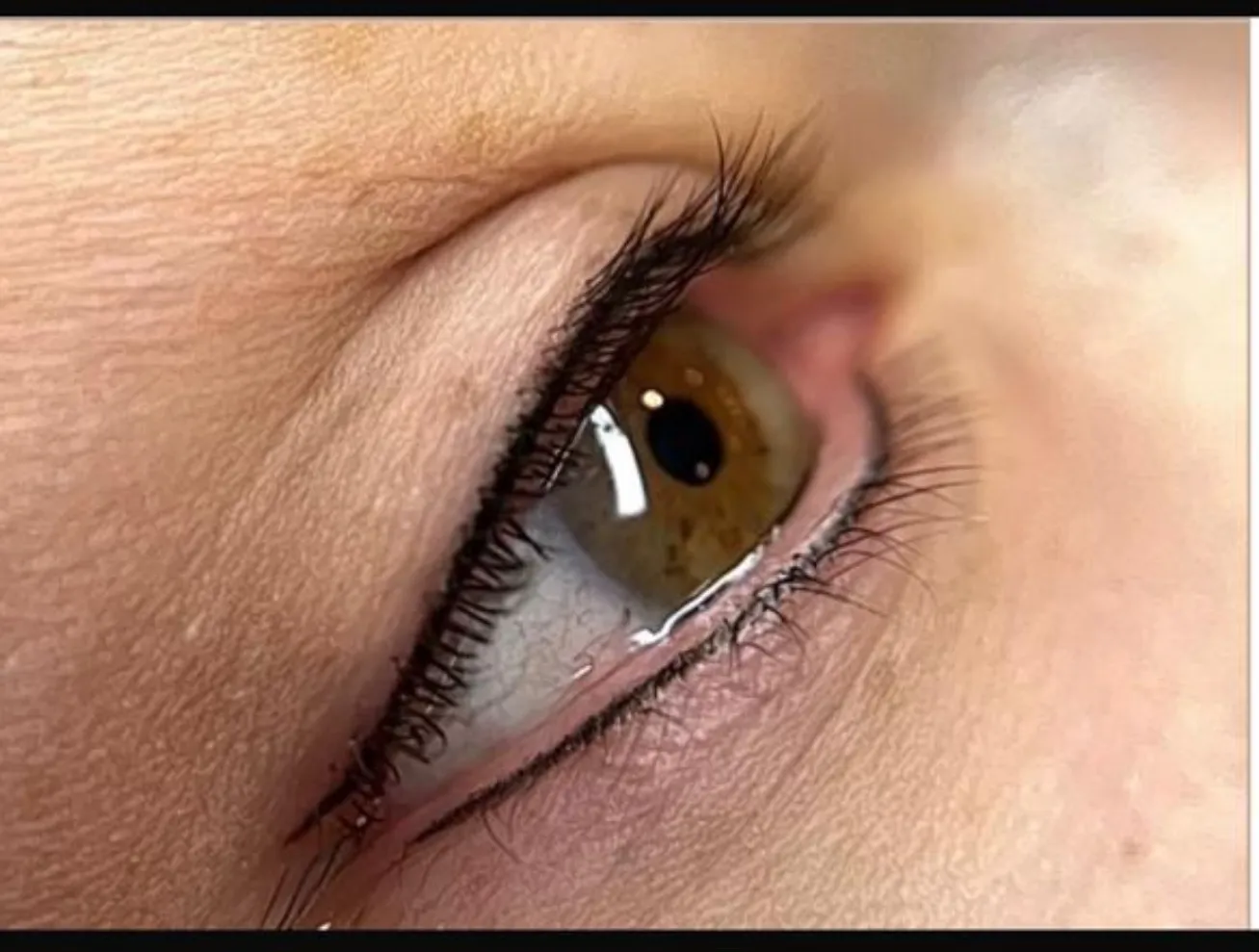 DELINEADO DE PÁRPADO SUPERIOR SIN COLA