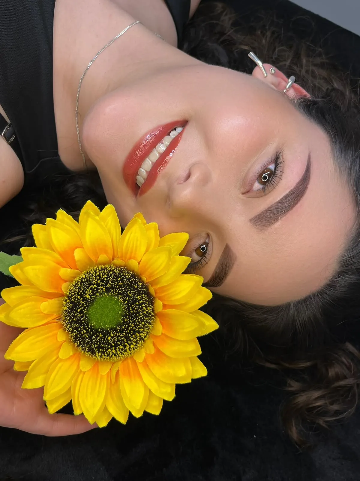 Diseño de cejas en Henna
