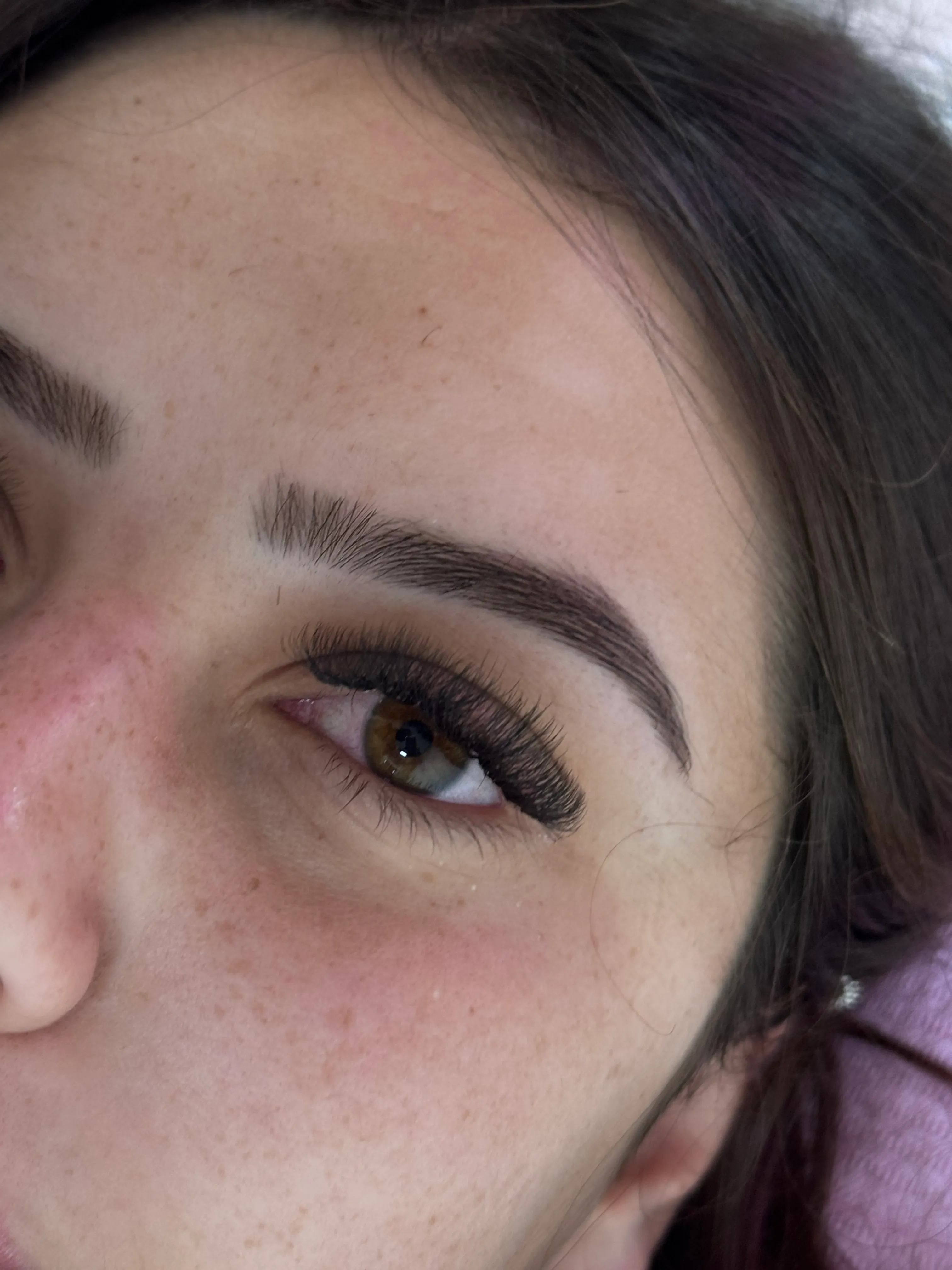 Diseño y perfilado de cejas + henna