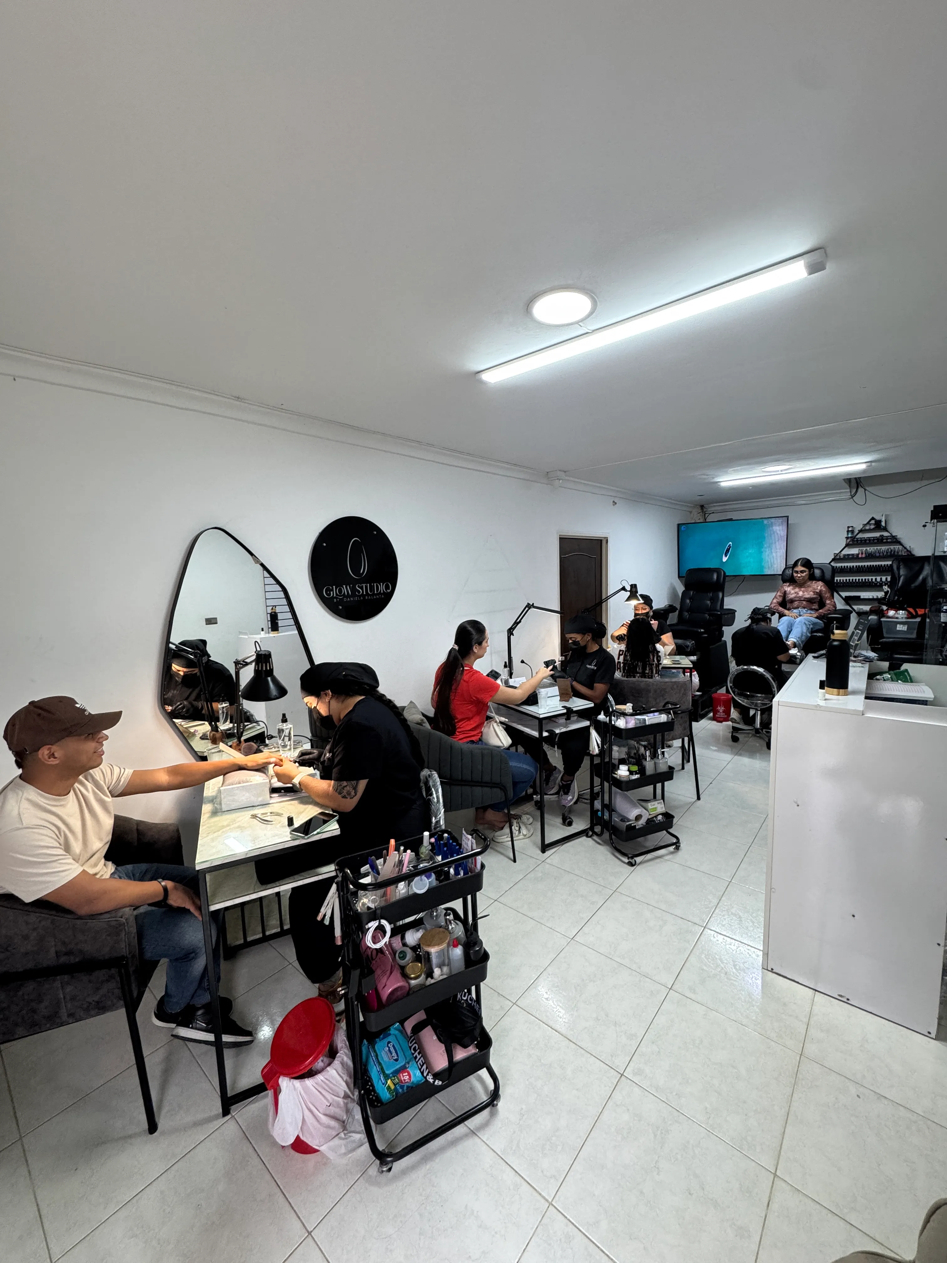 GLOW STUDIO BY DANIELA BALANTA 