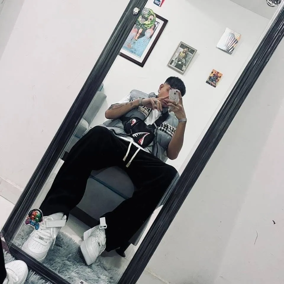 Andru Barber  (trabaja por orden de llega en la barbería)