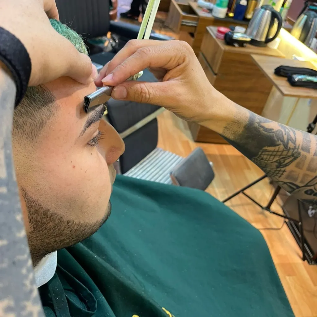 Corte + Exfoliación + Masaje + cejas 
