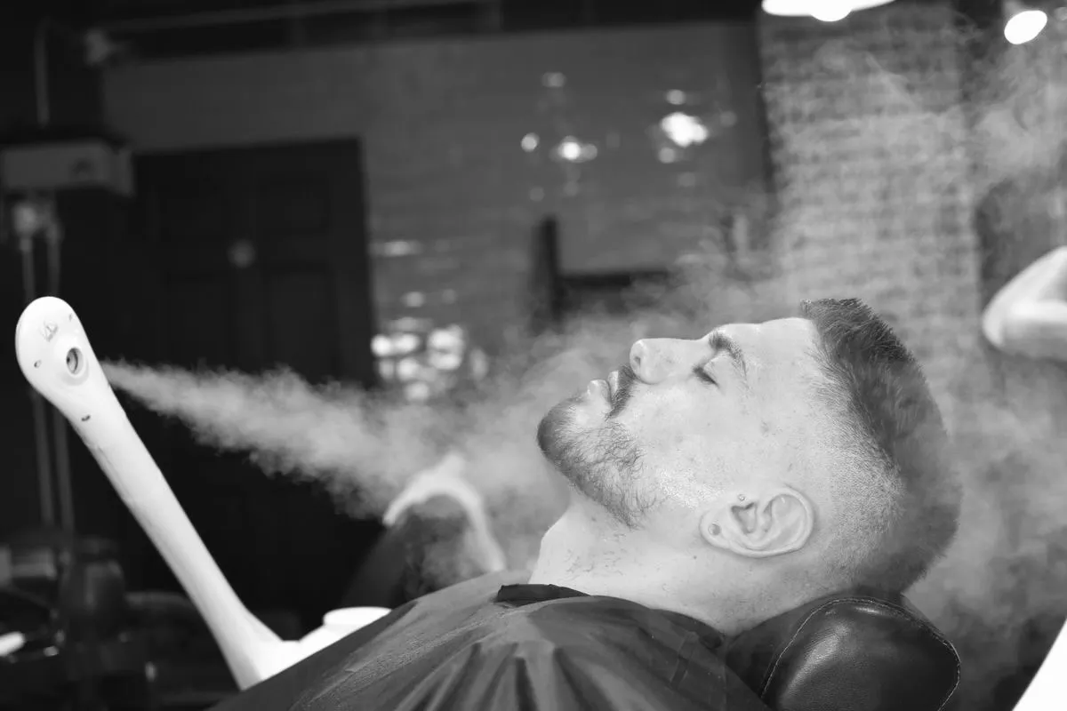 Corte de cabello y perfilación de barba con "vapor ozono"