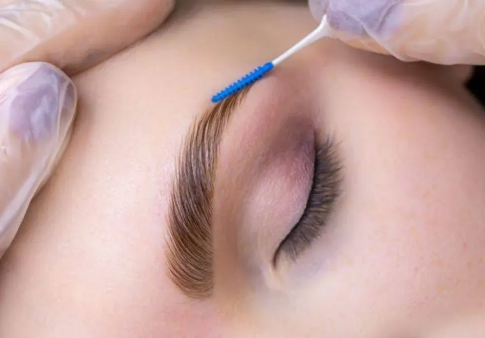 Laminado y diseño de cejas