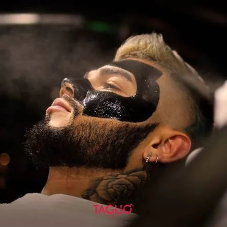 corte y barba con mascarilla puntos negros