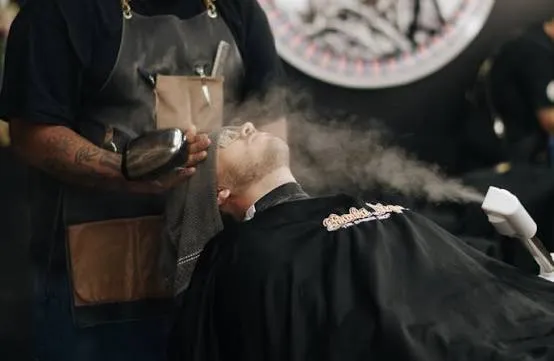 corte y barba y limpieza facial profunda