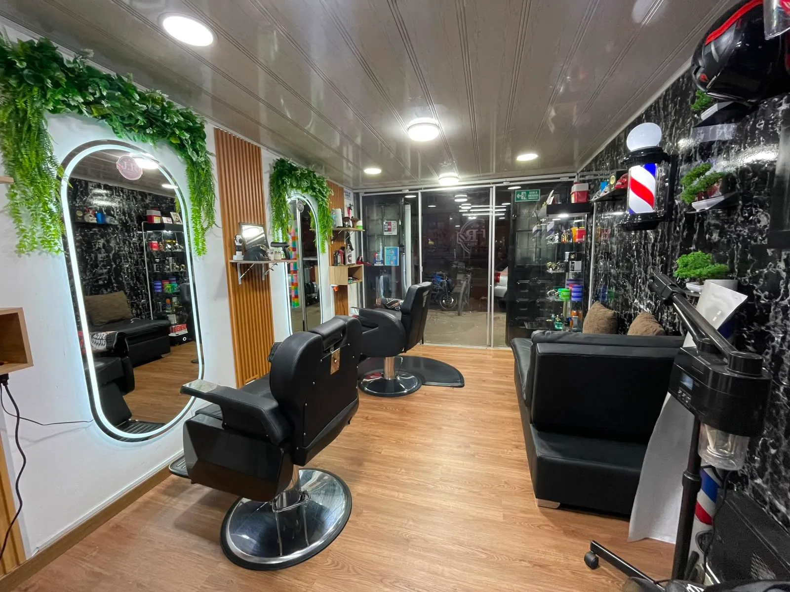 J.R BARBERIA VIP