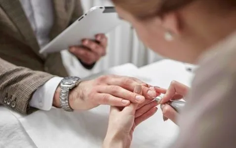 hombre manos y pies tradicional domicilio