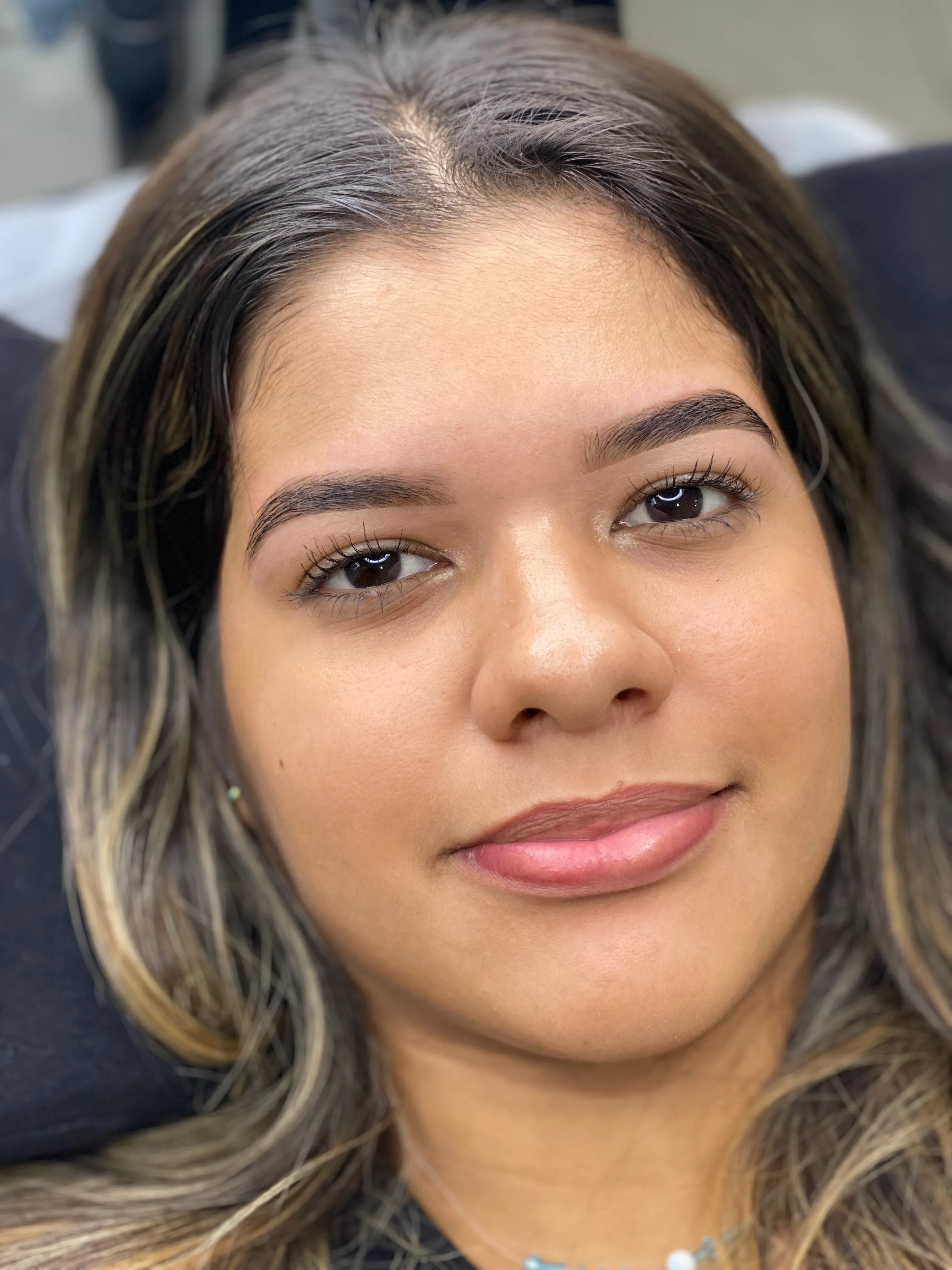 Diseño y depilación de cejas con cera - Imagen 1