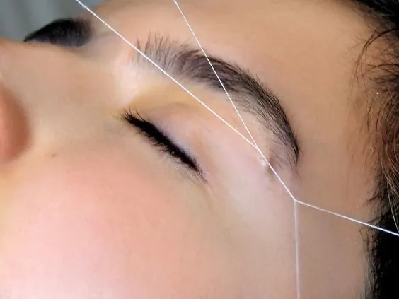 Depilación de cejas con hilo