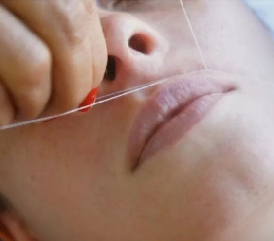 Depilación de bozo con hilo