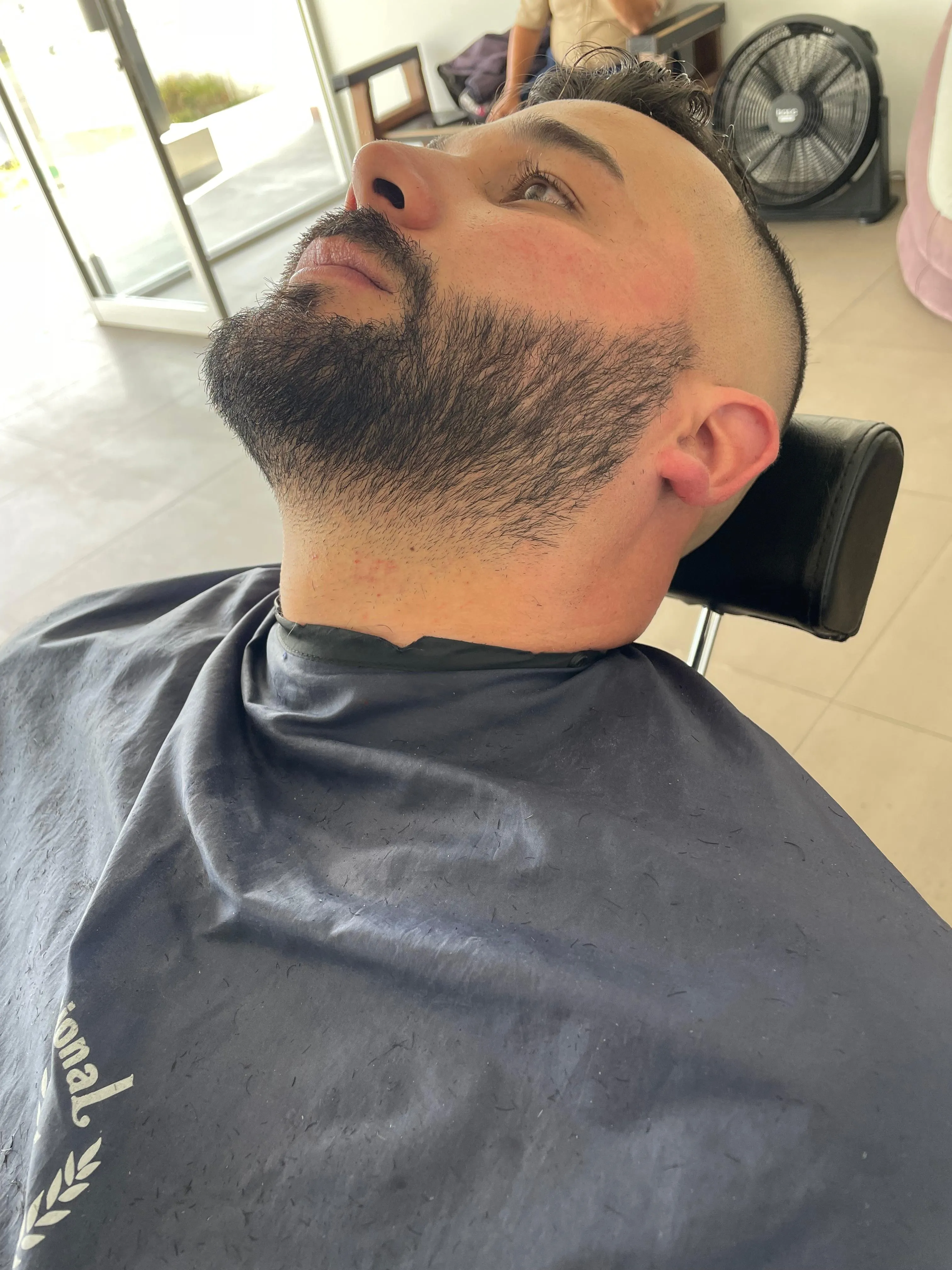 Delineado y perfilado de barba  - Imagen 1