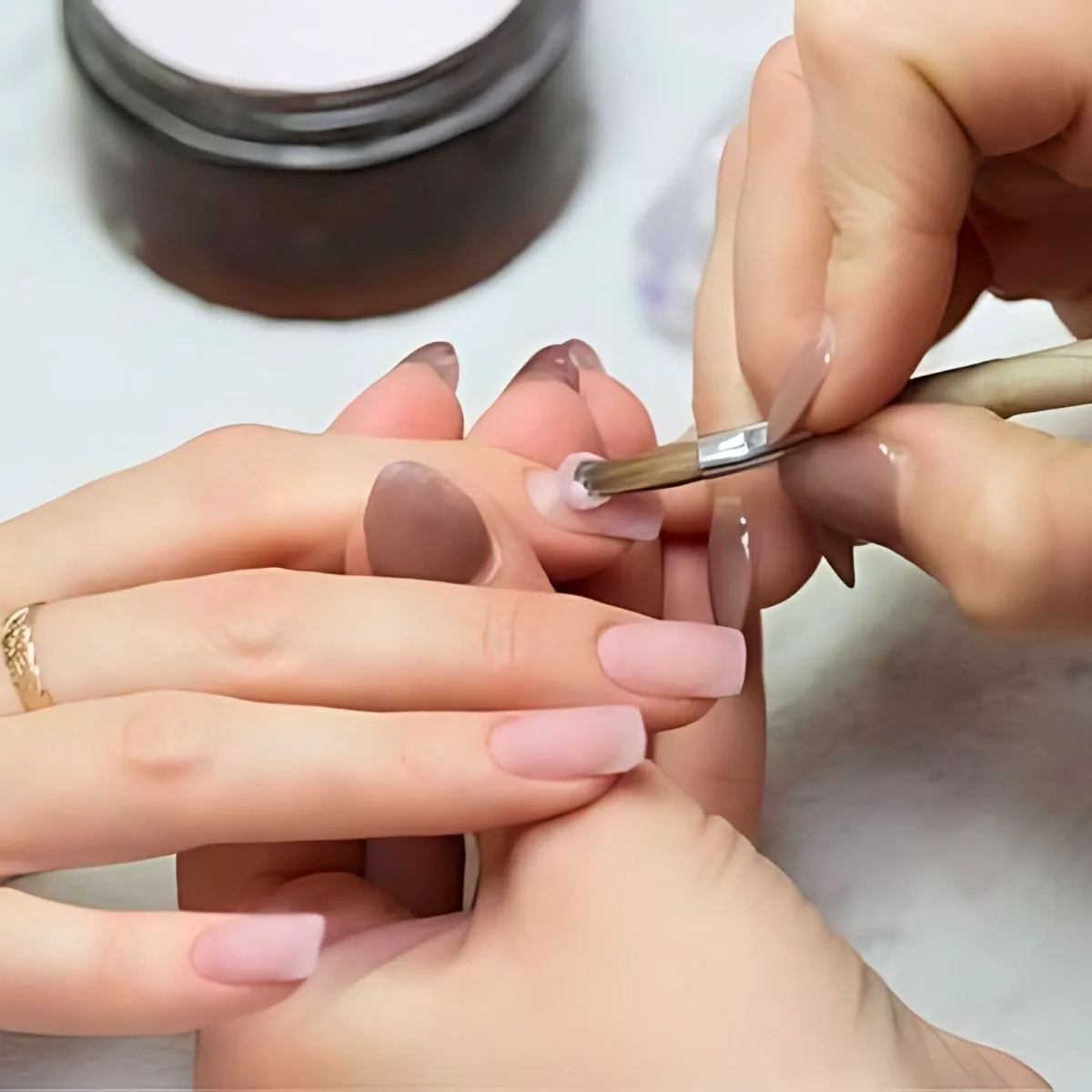 RETOQUE DE ACRÍLICO EN SISTEMAS DE UÑAS