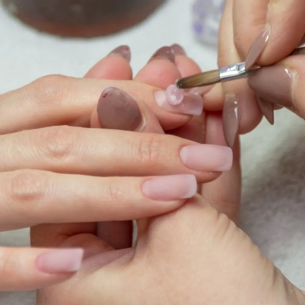 RETOQUE DE BAÑO DE ACRÍLICA SOBRE UÑAS NATURLAES